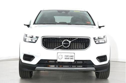 Ice White 2020 Volvo XC40 T5 Momentum