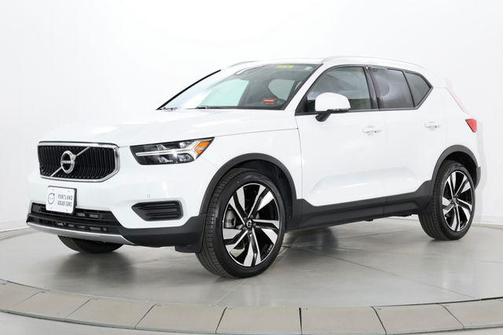 Ice White 2020 Volvo XC40 T5 Momentum