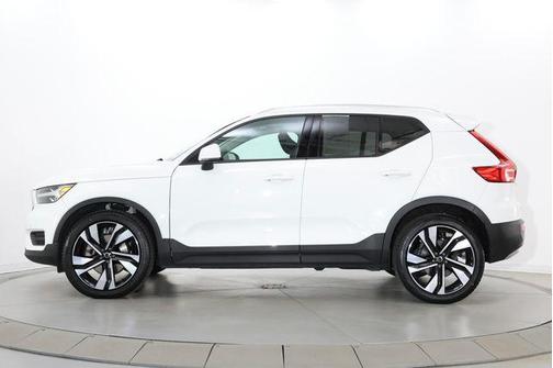 Ice White 2020 Volvo XC40 T5 Momentum