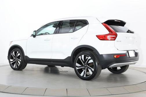 Ice White 2020 Volvo XC40 T5 Momentum
