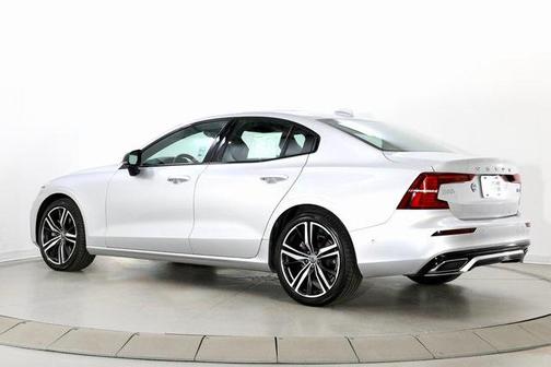 2022 Volvo S60 T5 R-Design
