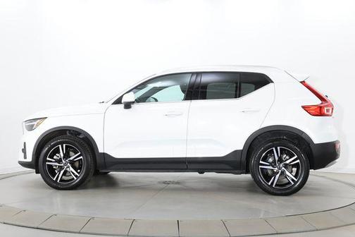 Crystal White 2025 Volvo XC40 B5 Core Bright Theme