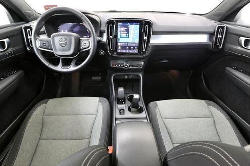 Crystal White 2025 Volvo XC40 B5 Core Bright Theme