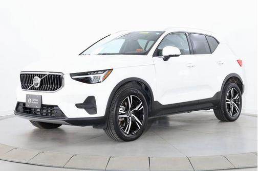 Crystal White 2025 Volvo XC40 B5 Core Bright Theme