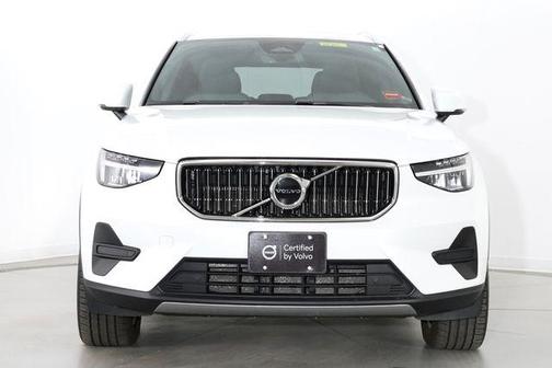 Crystal White 2025 Volvo XC40 B5 Core Bright Theme