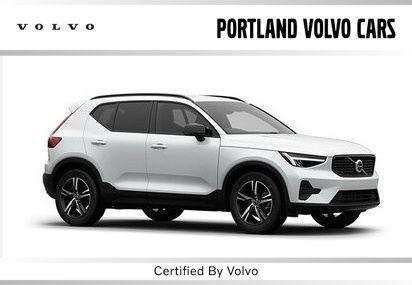 Crystal White 2025 Volvo XC40 B5 Core