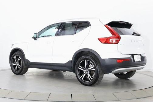 2025 Volvo XC40 B5 Core Bright Theme
