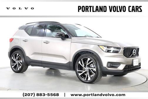 Pebble Grey Metallic 2022 Volvo XC40 T5 R-Design