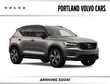 Pebble Grey Metallic 2022 Volvo XC40 T5 R-Design