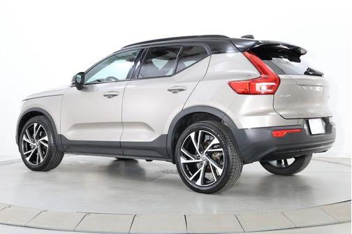 Pebble Grey Metallic 2022 Volvo XC40 T5 R-Design