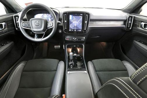 Pebble Grey Metallic 2022 Volvo XC40 T5 R-Design