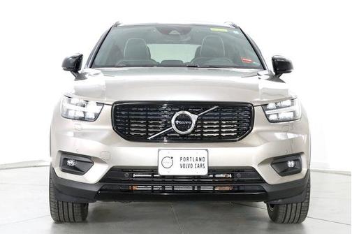 Pebble Grey Metallic 2022 Volvo XC40 T5 R-Design