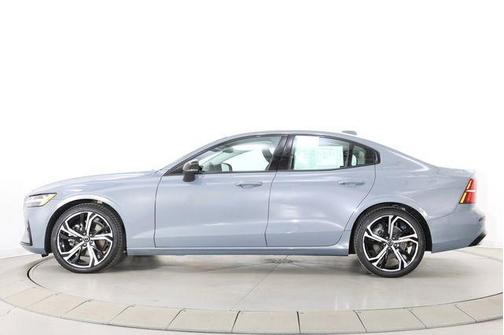 2024 Volvo S60 B5 Core Dark Theme