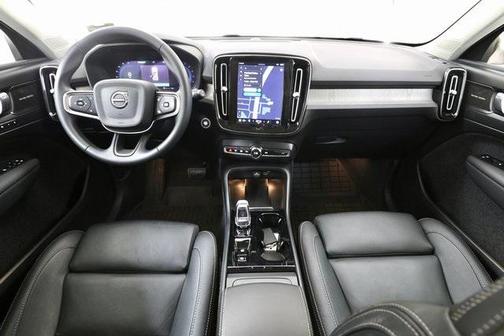 2024 Volvo XC40 B5 Ultimate Bright Theme