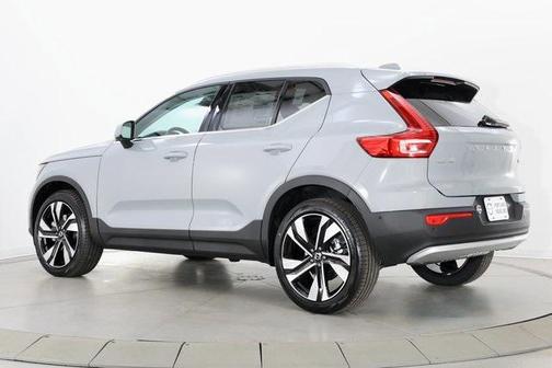 2025 Volvo XC40 B5 Ultra Bright Theme