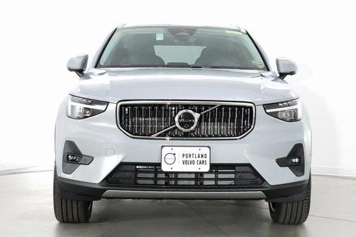 2025 Volvo XC40 B5 Ultra Bright Theme