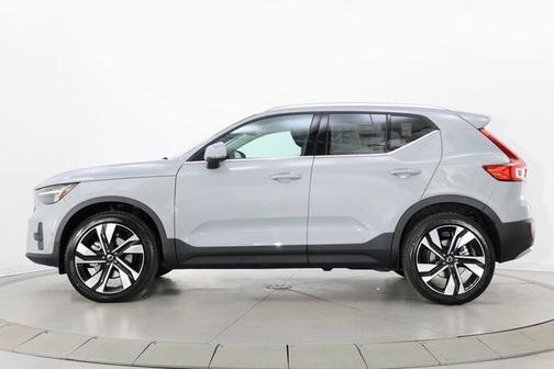 2025 Volvo XC40 B5 Ultra Bright Theme