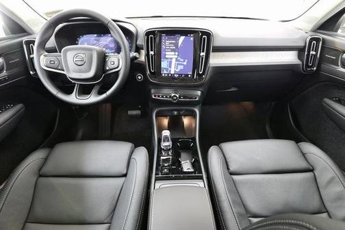 2025 Volvo XC40 B5 Ultra Bright Theme