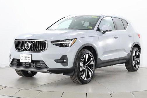 2025 Volvo XC40 B5 Ultra Bright Theme
