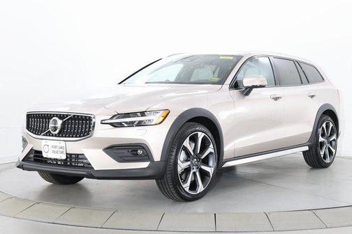 Bright Dusk Metallic 2026 Volvo V60 Cross Country Ultra, B5 AWD Gas (mild hybrid)