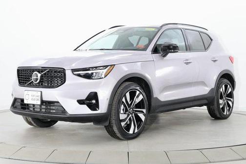 2026 Volvo XC40 Plus, B5 AWD Gas (mild hybrid), Dark
