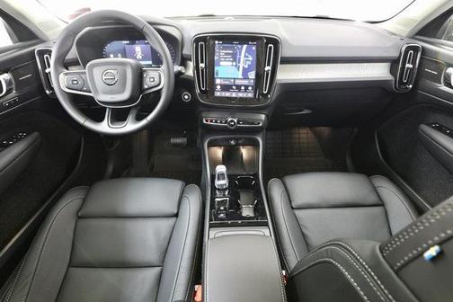 2026 Volvo XC40 Plus, B5 AWD Gas (mild hybrid), Dark