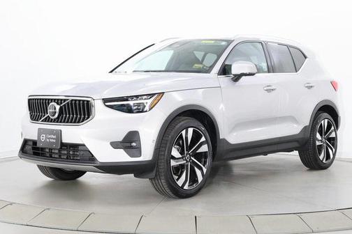 2023 Volvo XC40 B5 Ultimate Bright Theme
