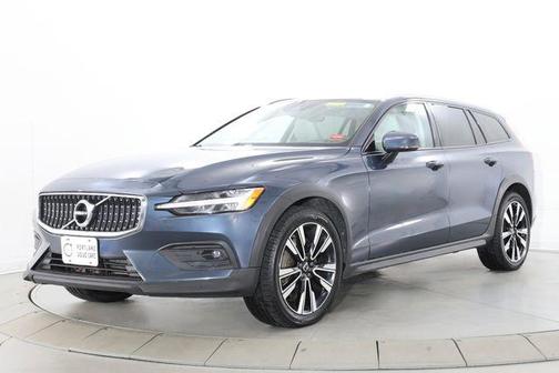 Denim Blue Metallic 2021 Volvo V60 Cross Country T5