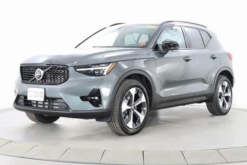 2026 Volvo XC40 Plus, B5 AWD Gas (mild hybrid), Dark