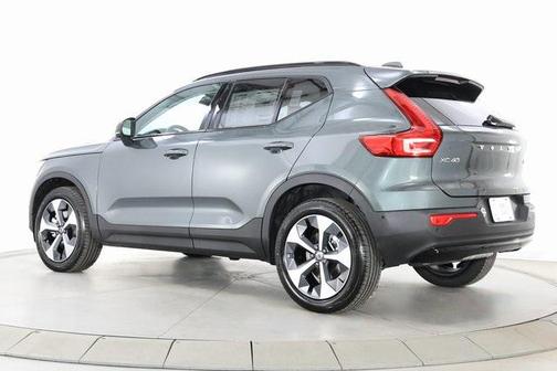 2026 Volvo XC40 Plus, B5 AWD Gas (mild hybrid), Dark