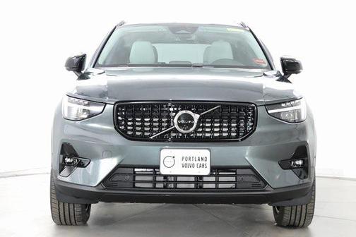 2026 Volvo XC40 Plus, B5 AWD Gas (mild hybrid), Dark