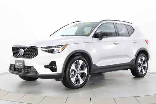 2025 Volvo XC40 B5 Plus Dark Theme