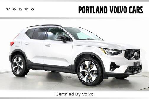 2025 Volvo XC40 B5 Plus Dark Theme