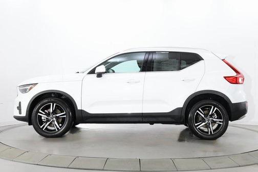 2025 Volvo XC40 B5 Core Bright Theme