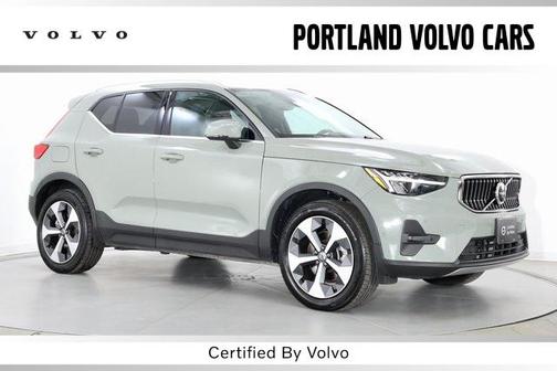 2025 Volvo XC40 B5 Plus Bright Theme