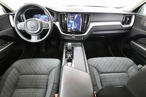 2022 Volvo XC60 B5 Momentum