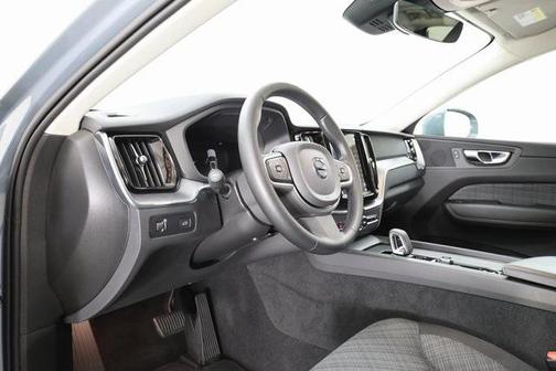 2022 Volvo XC60 B5 Momentum