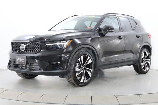 Onyx Black 2025 Volvo XC40 B5 Plus Dark Theme
