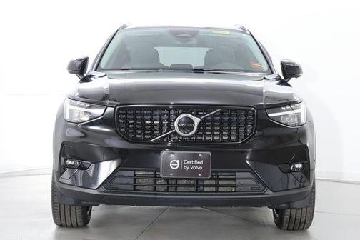 Onyx Black 2025 Volvo XC40 B5 Plus Dark Theme