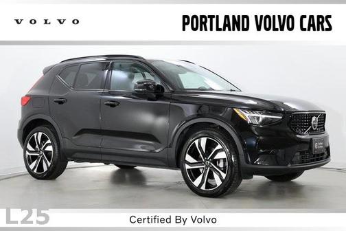 2025 Volvo XC40 B5 Plus Dark Theme