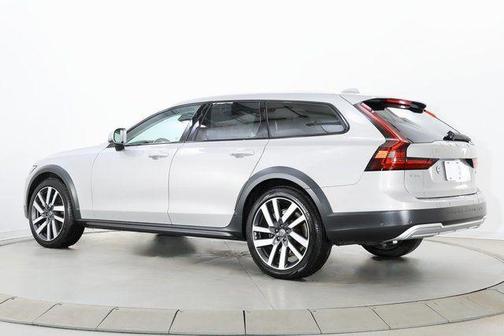 2025 Volvo V90 Cross Country Ultra, B6 AWD Gas (mild hybrid)