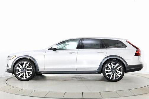 2025 Volvo V90 Cross Country Ultra, B6 AWD Gas (mild hybrid)