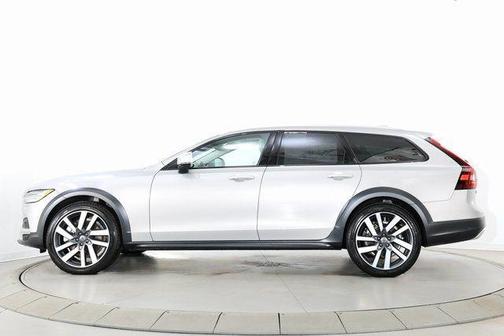 2025 Volvo V90 Cross Country Ultra, B6 AWD Gas (mild hybrid)