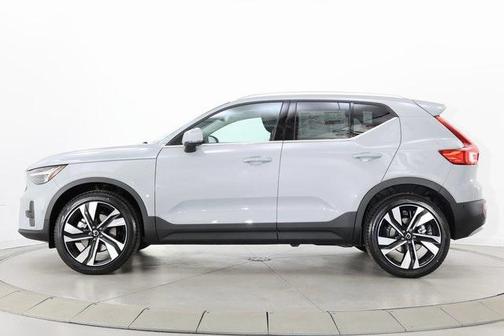 2025 Volvo XC40 B5 Plus Bright Theme