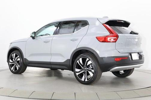 2025 Volvo XC40 B5 Plus Bright Theme