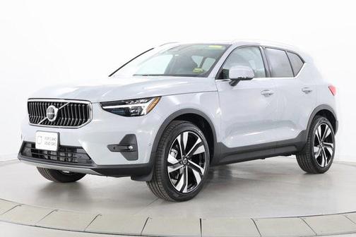 2025 Volvo XC40 B5 Plus Bright Theme