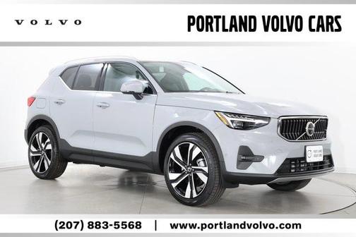 2025 Volvo XC40 B5 Plus Bright Theme