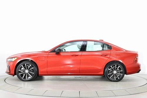 2024 Volvo S60 Recharge Plug-In Hybrid T8 Core Dark Theme