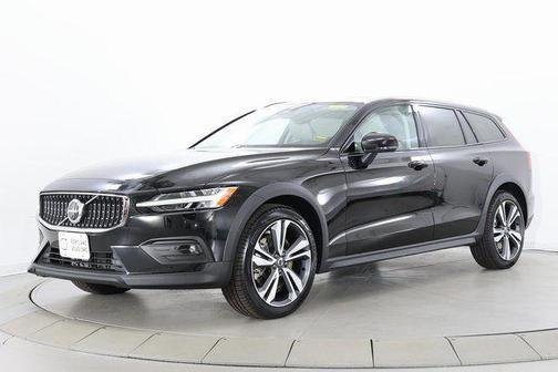 Onyx Black Metallic 2026 Volvo V60 Cross Country B5 Plus
