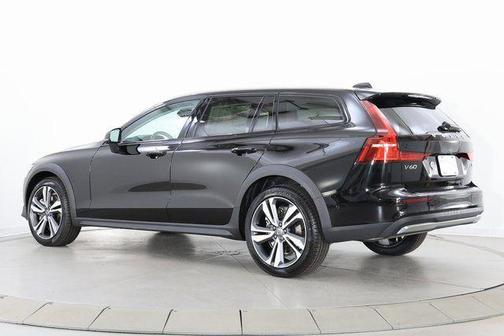 Onyx Black Metallic 2026 Volvo V60 Cross Country B5 Plus